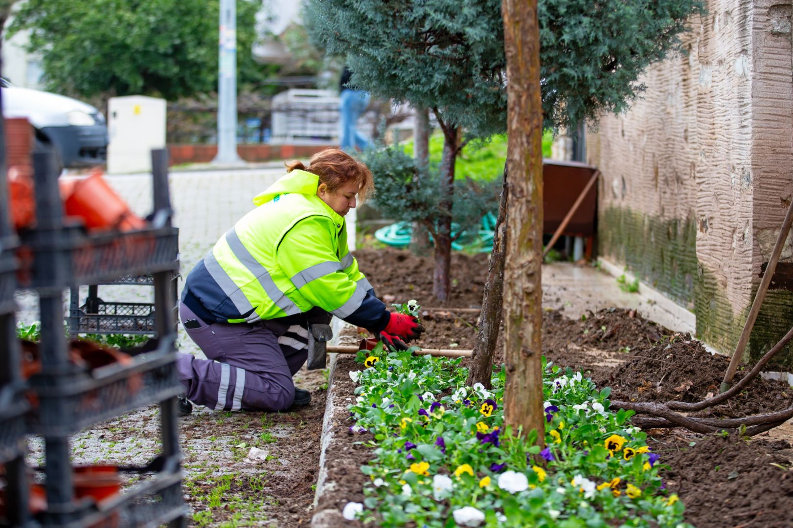 NARLIDERE, PEYZAJ ÇALIŞMALARIYLA GÜZELLEŞİYOR 