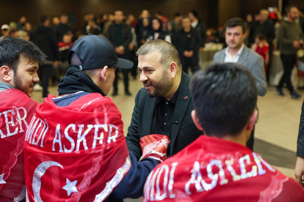 ARNAVUTKÖY BELEDİYESİ’NDEN ASKERE GİDECEK GENÇLERE KINALI UĞURLAMA 