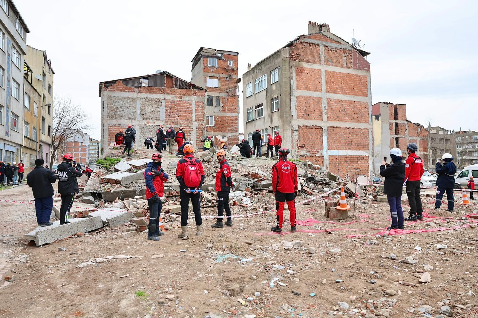 BAYRAMPAŞA'DA GERÇEĞİNİ ARATMAYAN DEPREM TATBİKATI 