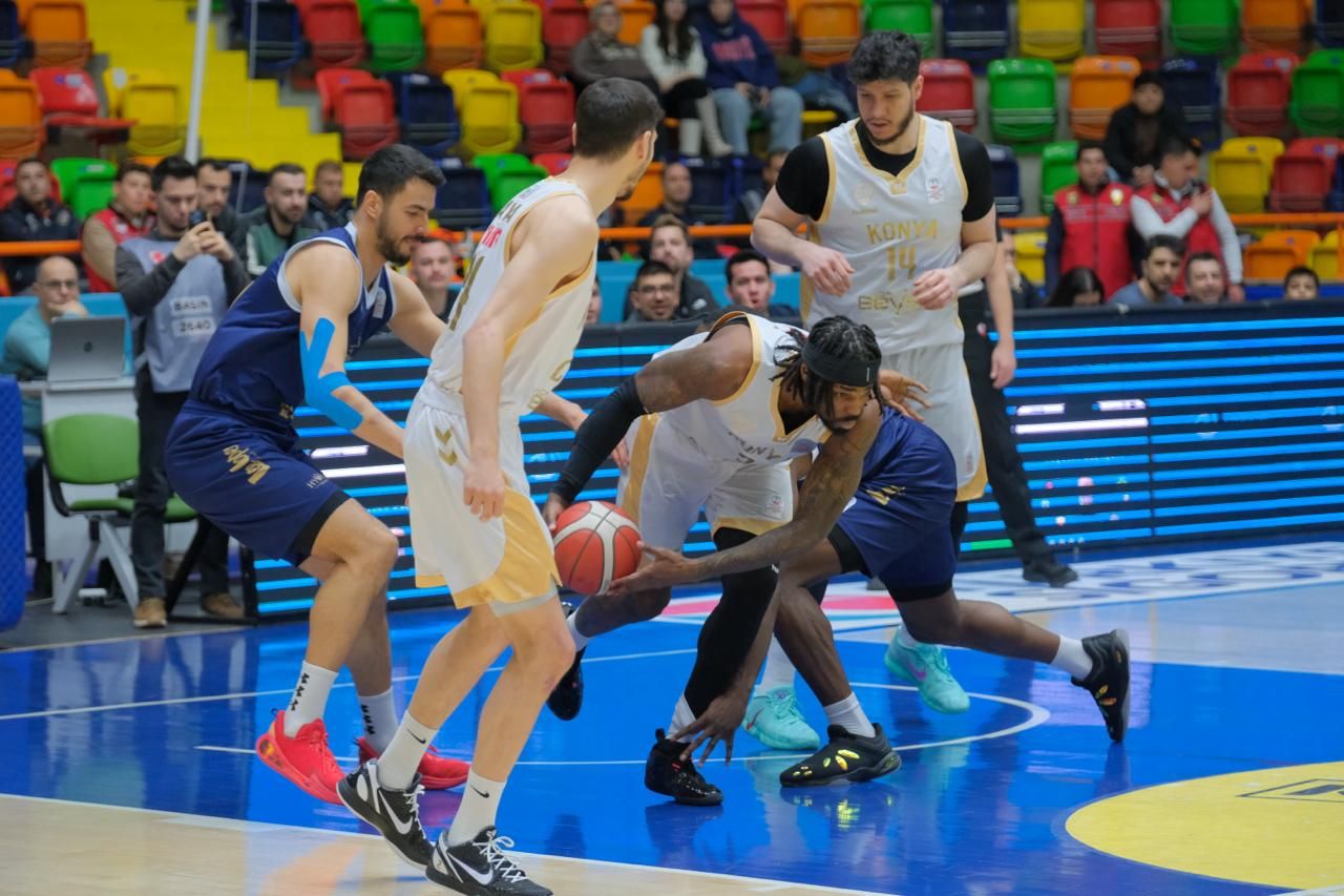 BÜYÜKŞEHİR EVİNDE YENİLGİYİ UNUTTU 