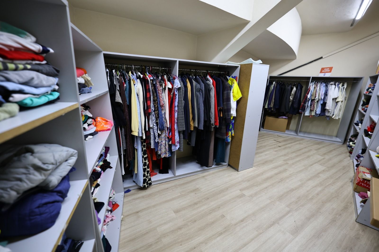 EFES SELÇUK’TA DAYANIŞMANIN ADRESİ: SOSYAL MARKET 