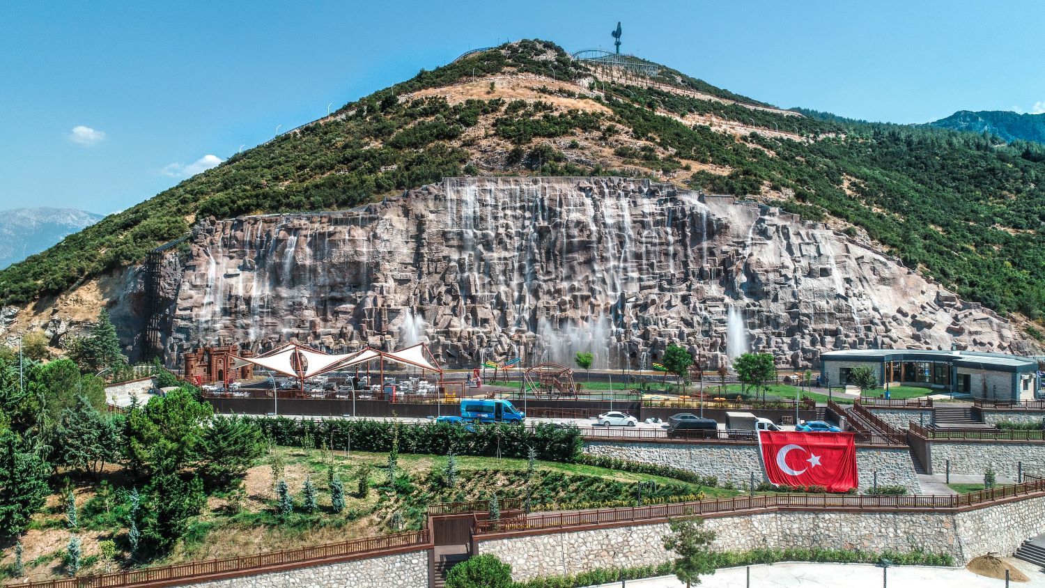 PAMUKKALE’DE BAYRAM SEVİNCİ İKİYE KATLANIYOR: SEYİR TEPESİ ÜCRETSİZ! 