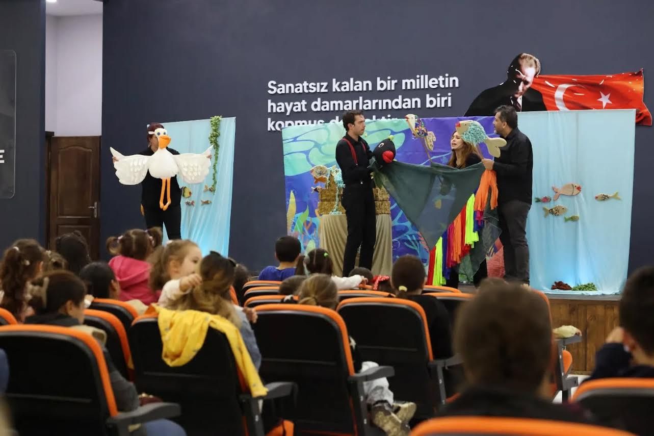 DERİNCE’DE TİYATRO COŞKUSU 