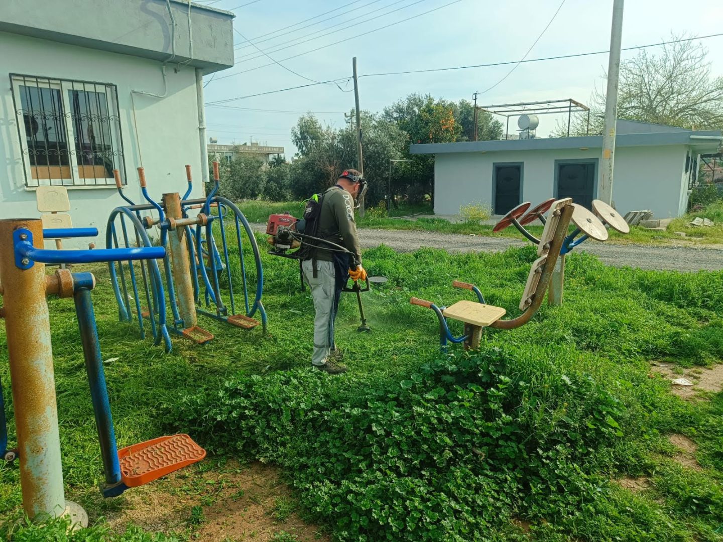 AKDENİZ'DE BAHAR TEMİZLİĞİ, PARKLAR YAZA HAZIRLANIYOR