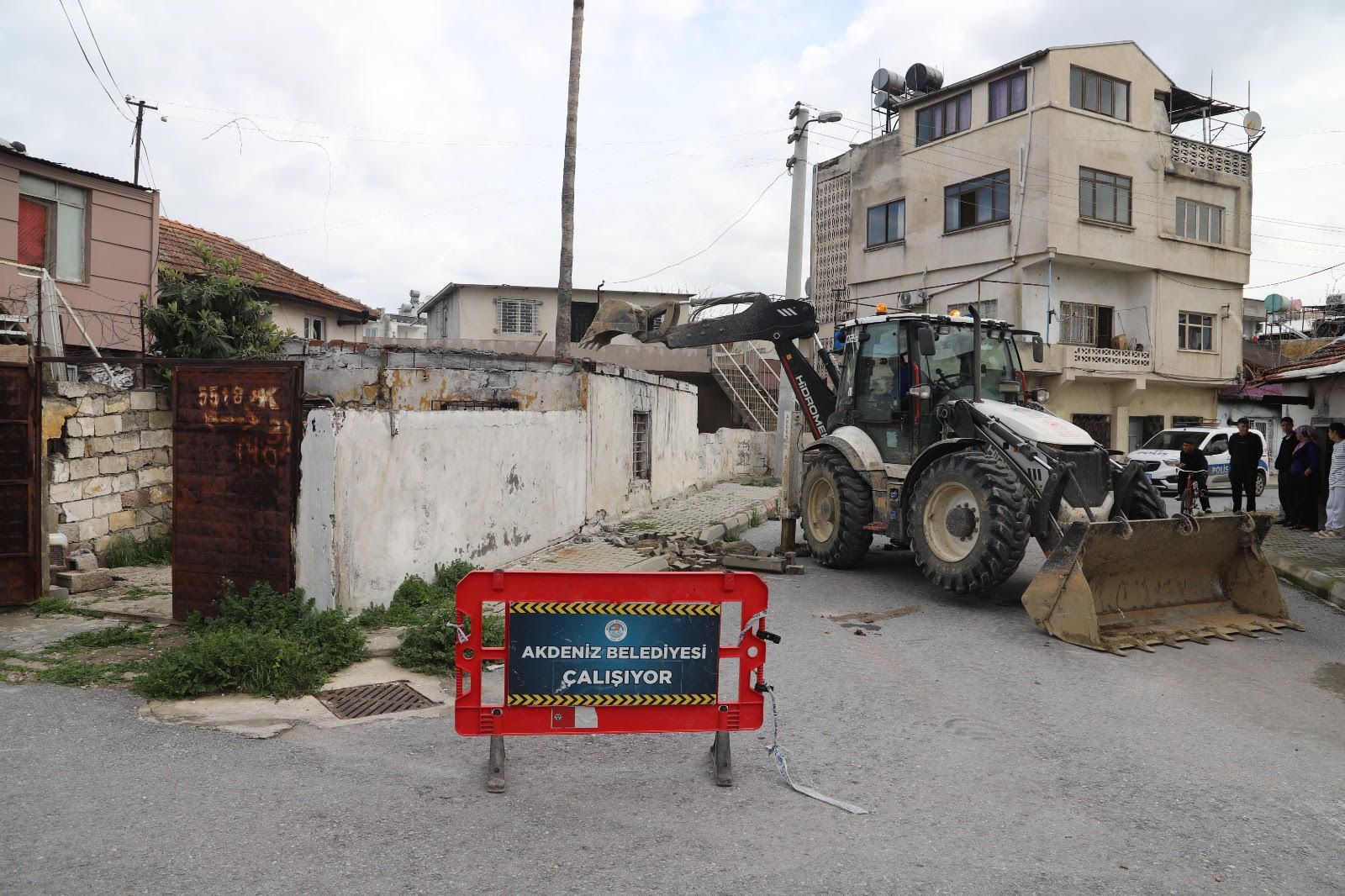 AKDENİZ’DE RİSKLİ BİNALAR İÇİN YIKIM SEFERBERLİĞİ