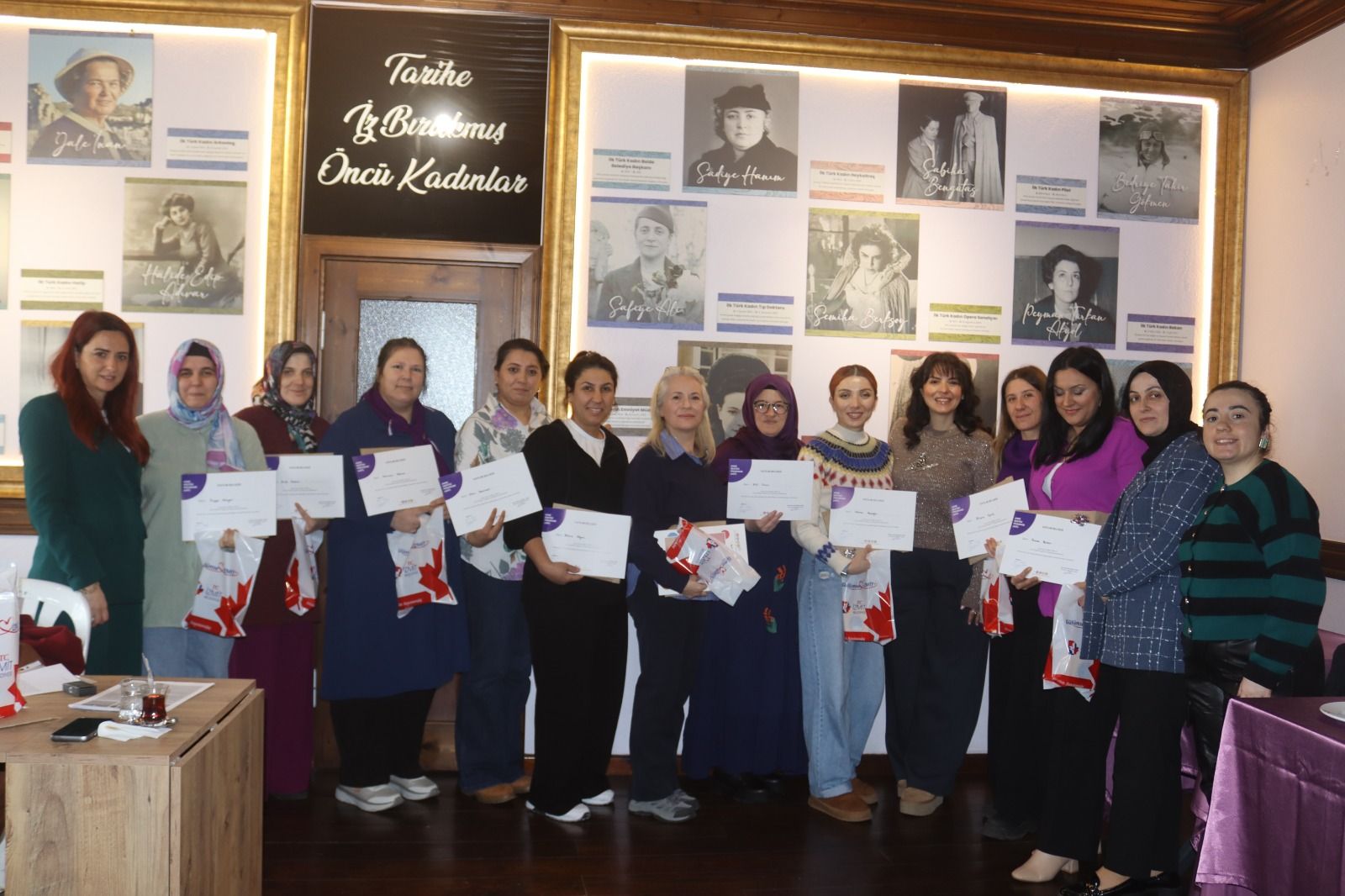 İZMİT'TE ANNELER EĞİTİMLE GÜÇLENİYOR 