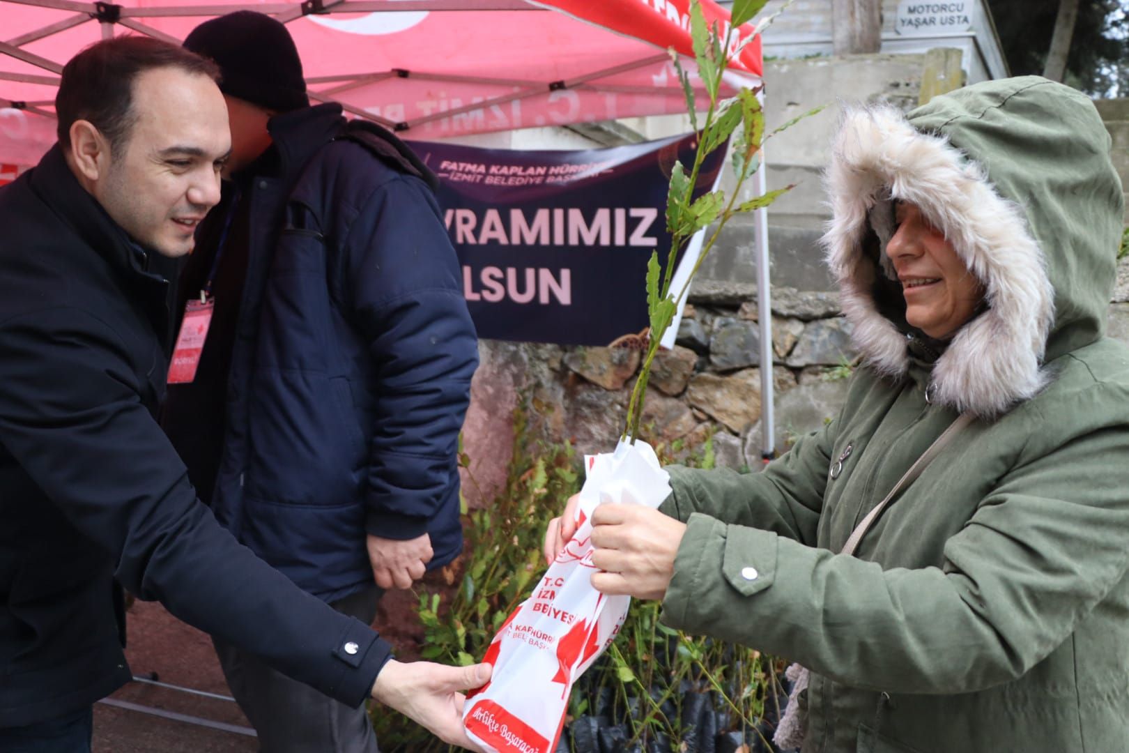 İZMİT'TE MEZARLIK ZİYARETLERİNE ANLAMLI DOKUNUŞ 
