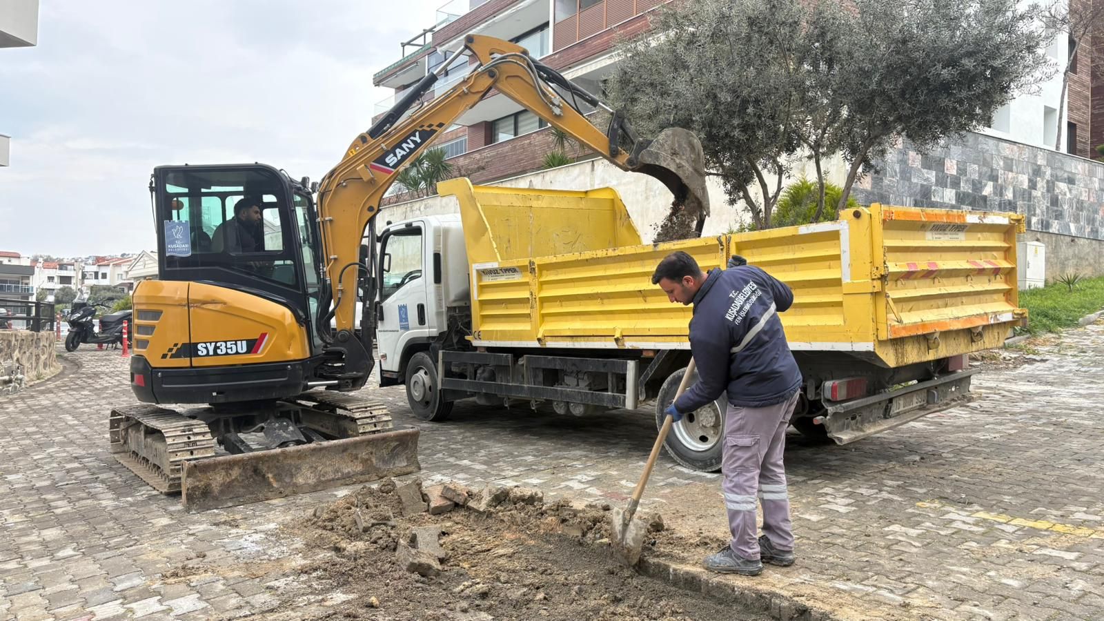 KUŞADASI BELEDİYESİ’NDEN FARKLI MAHALLELERDE EŞ ZAMANLI YOL MESAİSİ 