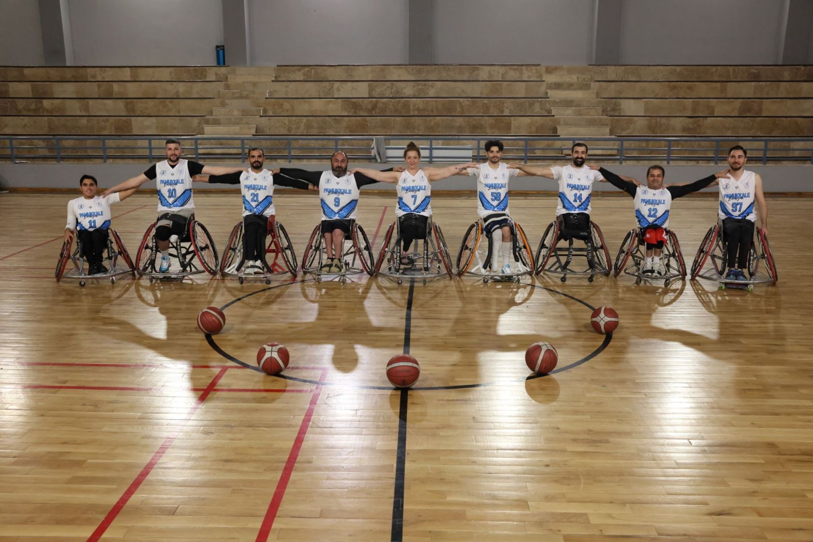 PAMUKKALE’NİN “ENGELSİZ YÜREKLERİ” ŞİMDİ SARAYKÖY’DE SAHNE ALIYOR! 