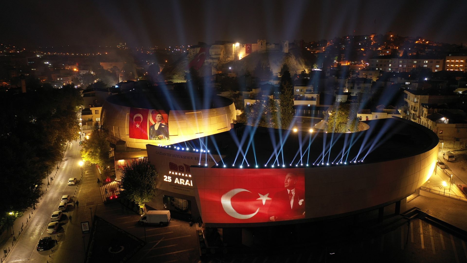 23 NİSAN’DA ÖĞRETMEN VE ÖĞRENCİLERE ANLAMLI JEST!