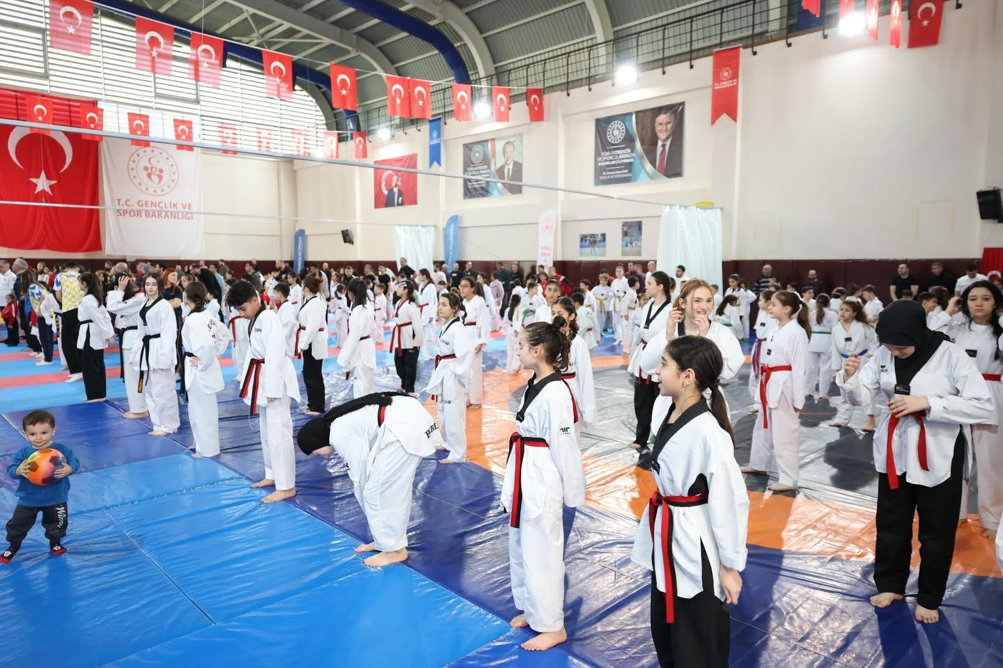 DERİNCE’DE NESİLLER SPORLA BÜYÜYOR 