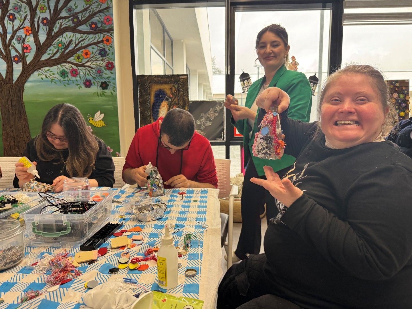 CAM ATIKLAR ESTETİK ESERLERE DÖNÜŞTÜ