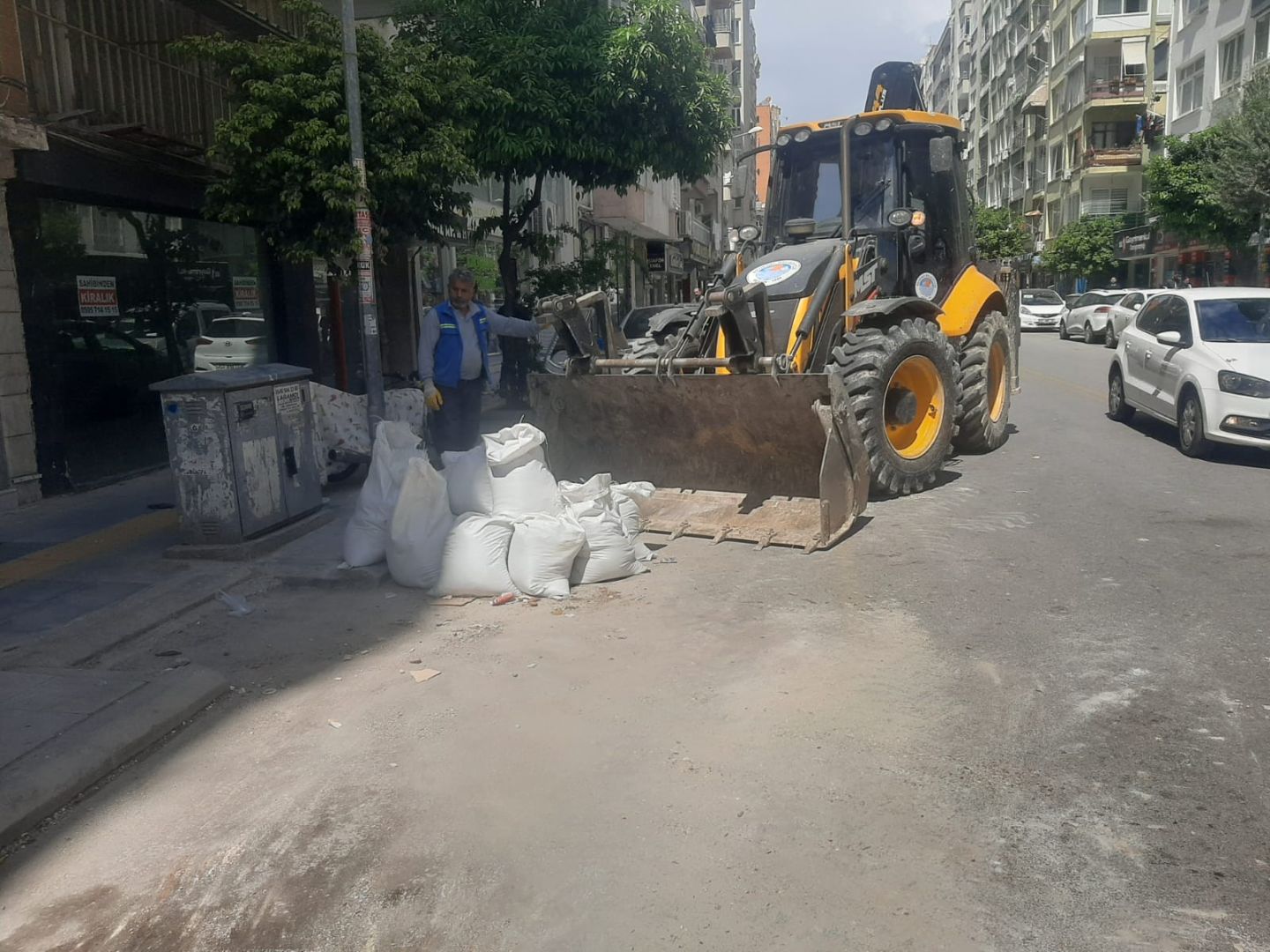 AKDENİZ’DE TEMİZLİK SEFERBERLİĞİ SÜRÜYOR 