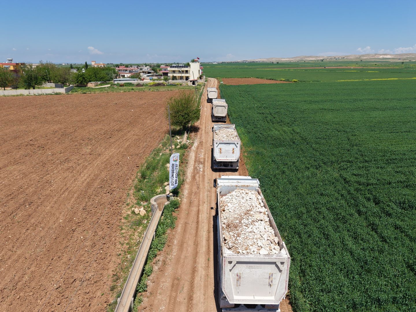 BÜYÜKŞEHİR, HARRAN’DA 7,2 KİLOMETRELİK YOLU YENİLİYOR 