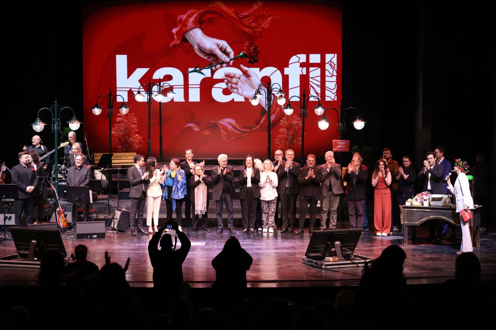 ÇANKAYA’DA KARANFİL AÇTI, SANAT DÜNYASI 1. YILDA BULUŞTU