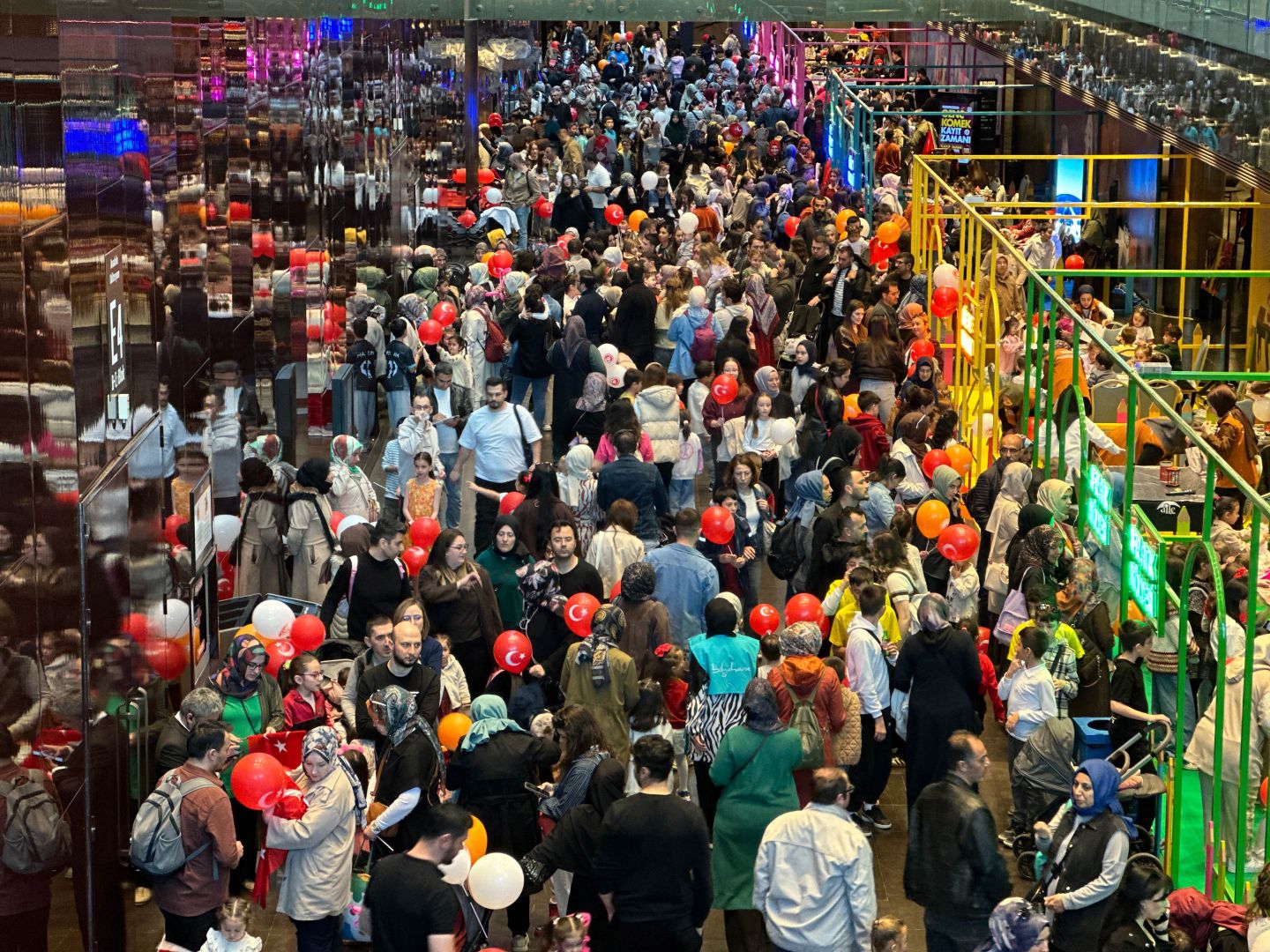 ÇOCUK KİTAP GÜNLERİ YOĞUN İLGİ GÖRÜYOR