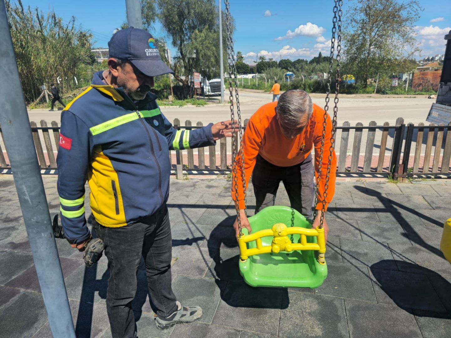 ÇUKUROVA’DA PARKLAR YENİLENİYOR