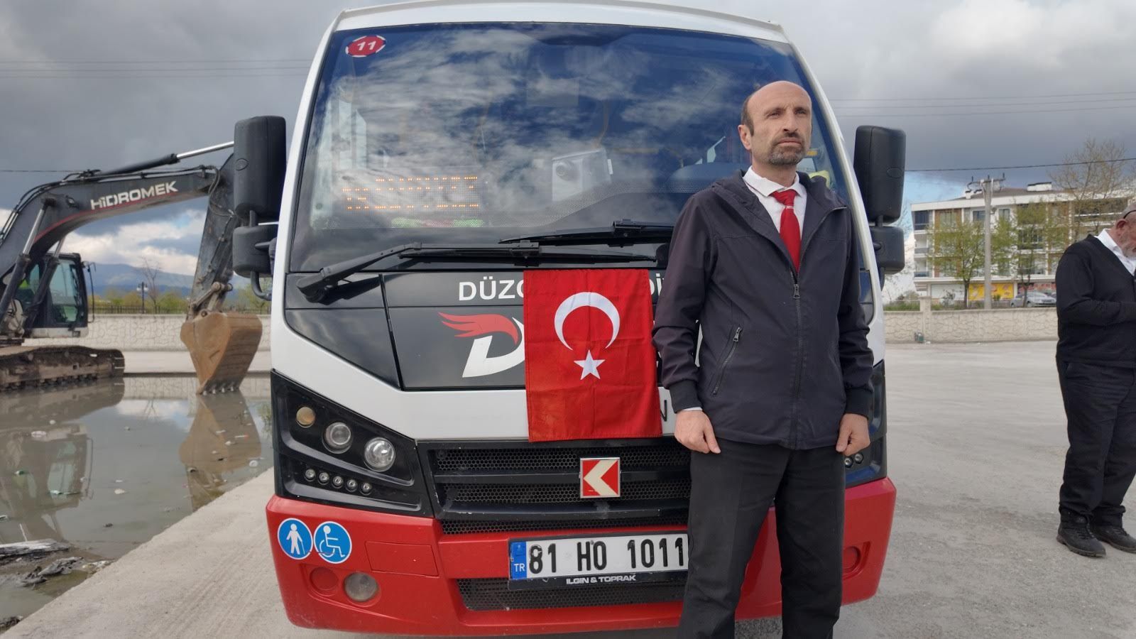 DURAKTA FARK ETTİ VAKİT KAYBETMEDEN HASTANEYE YETİŞTİRDİ 