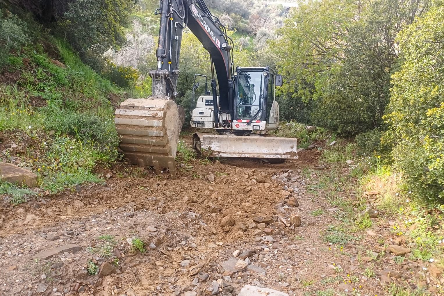 EFELER’DE BOZULAN YOLLAR ONARILDI