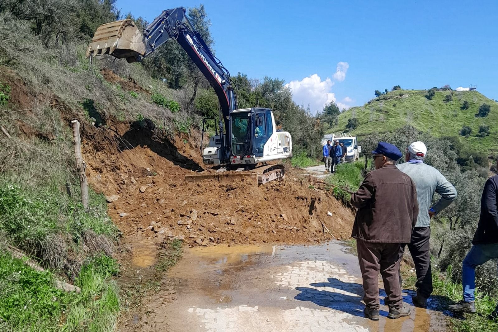 EFELER’DE KAPANAN YOLLAR HIZLA AÇILDI