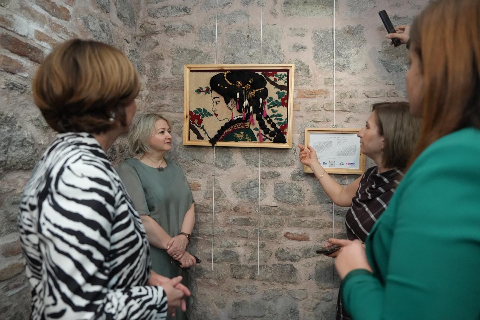 “EFSANELERLE İPEK” SERGİSİNİN ÜÇÜNCÜ DURAĞI AFYONKARAHİSAR OLDU 