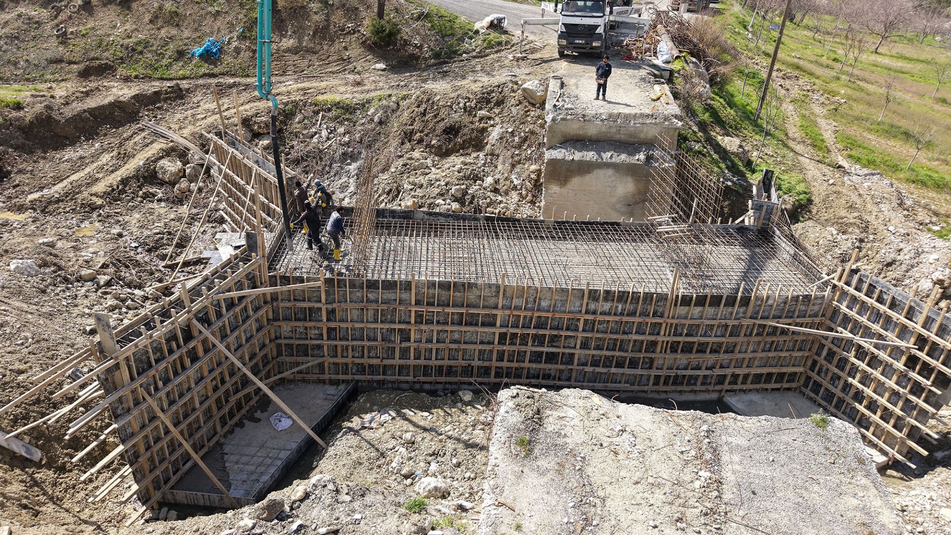 ESKİ KÖPRÜNÜN YERİNE MODERN KÖPRÜ