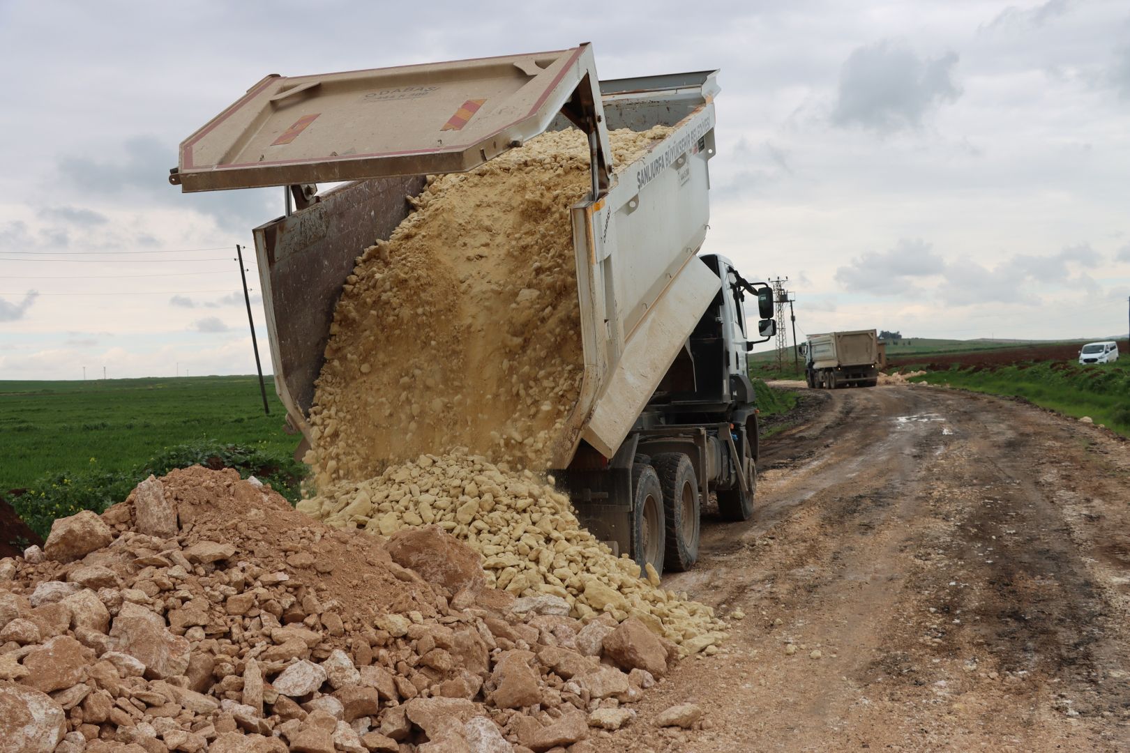EYYÜBİYE KIRSALINDA YOLLAR DAHA GÜVENLİ OLUYOR