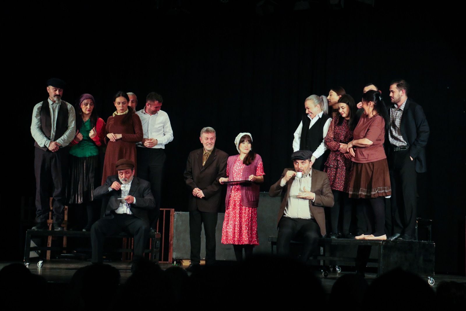 GBŞT, MANİSA'DA SAHNELEDİĞİ OYUNLA AYAKTA ALKIŞLANDI