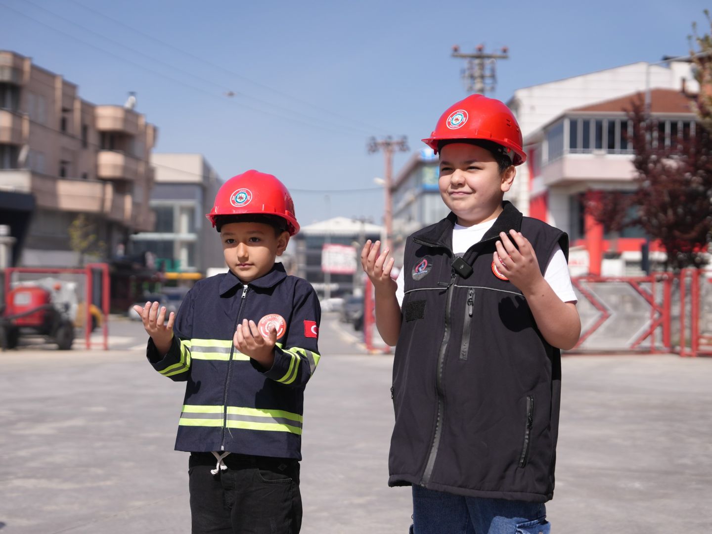 İTFAİYECİ DUASI MİNİK İTFAİYECİLERDEN 