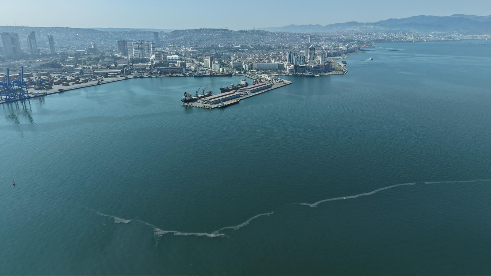 İZMİR KÖRFEZİ GÖZ GÖRE GÖRE KİRLENİYOR 
