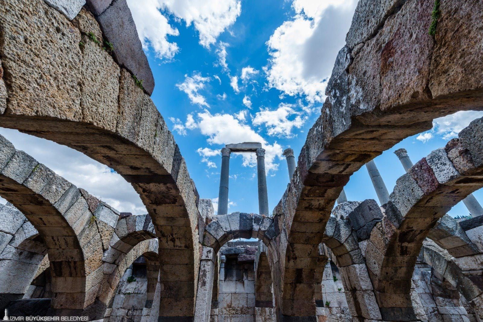 İZMİR'İN 8 BİN 500 YILLIK HAZİNESİ MASAYA YATIRILDI