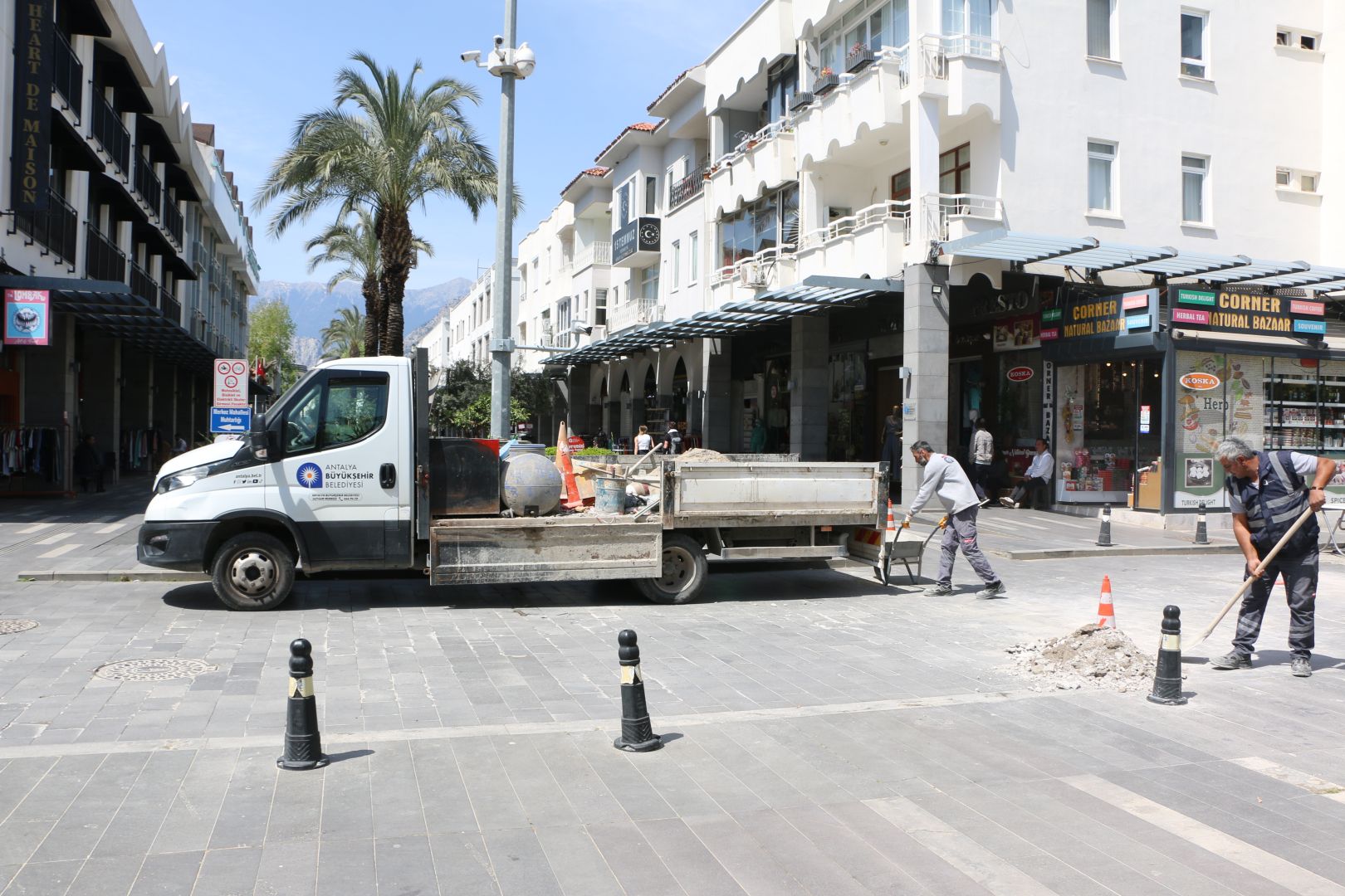 KEMER LİMAN CADDESİ’NDE BÜYÜKŞEHİR ÇALIŞMASI