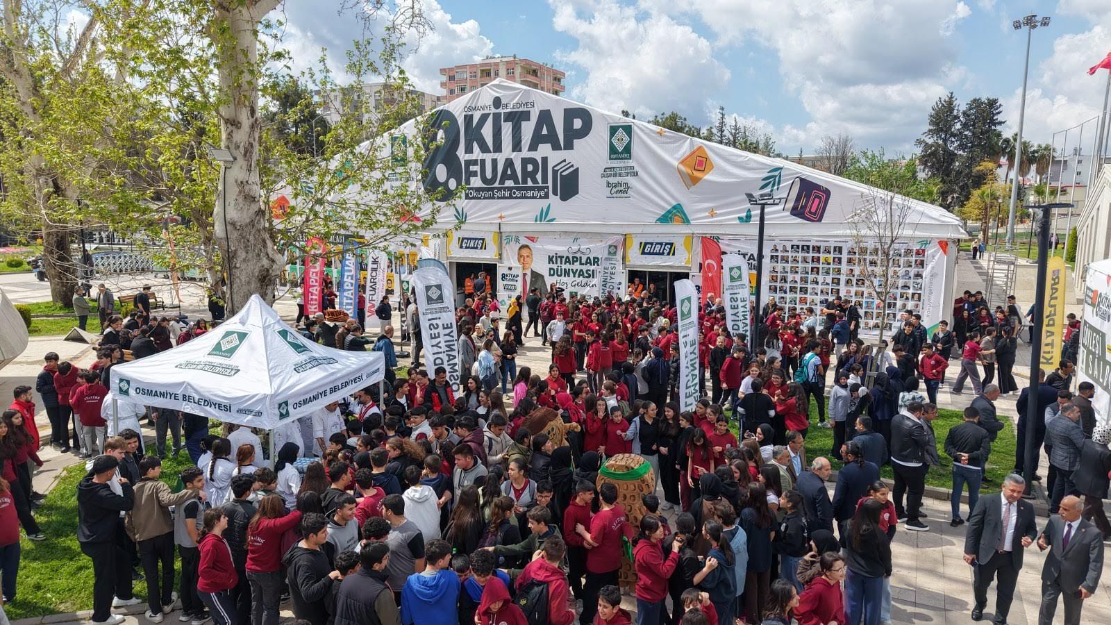 KİTAP FUARI İLK 3 GÜNDE 30 BİN ZİYARETÇİYİ AĞIRLADI 
