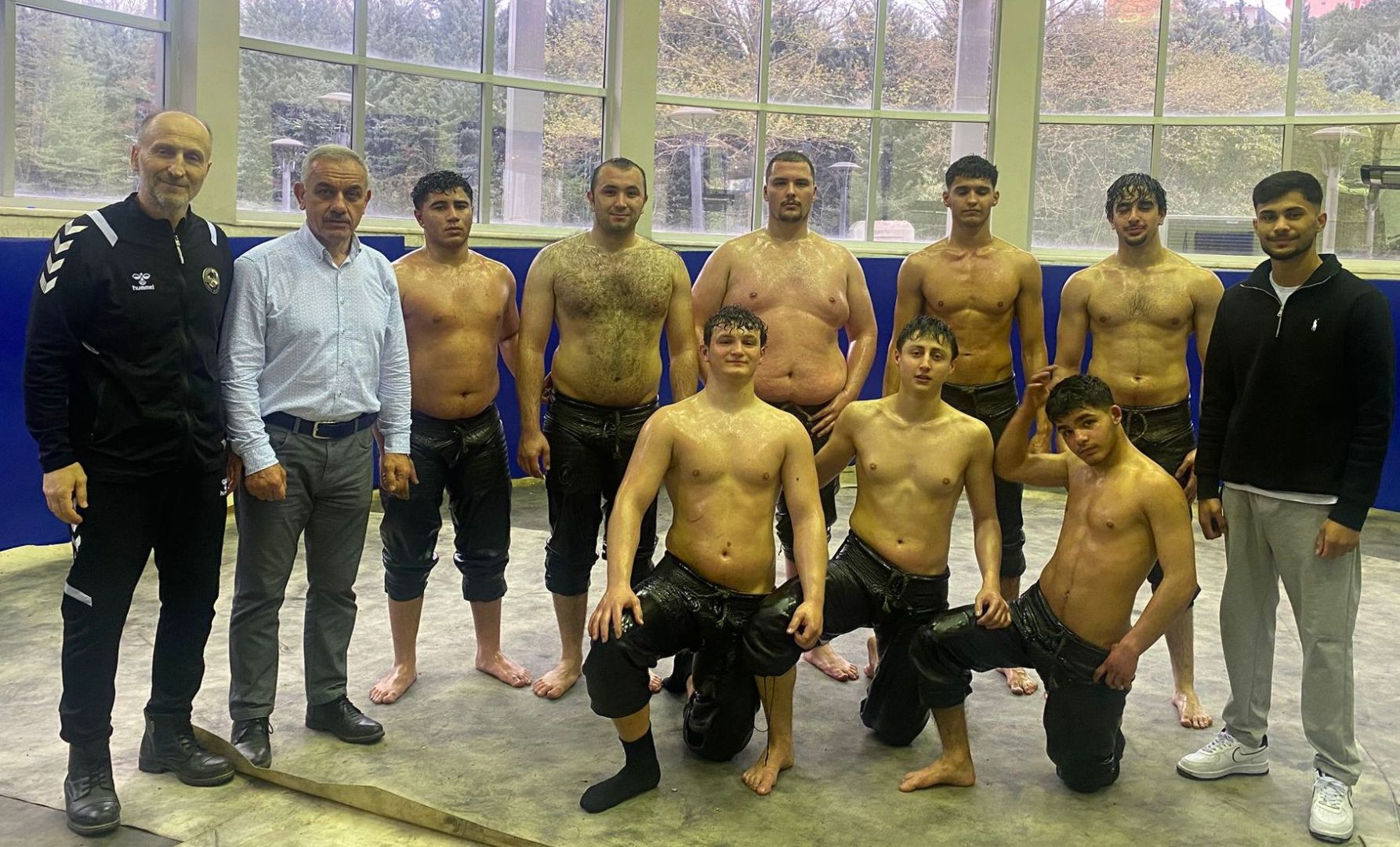 KÖRFEZLİ PEHLİVANLAR MİNDERE İNİYOR