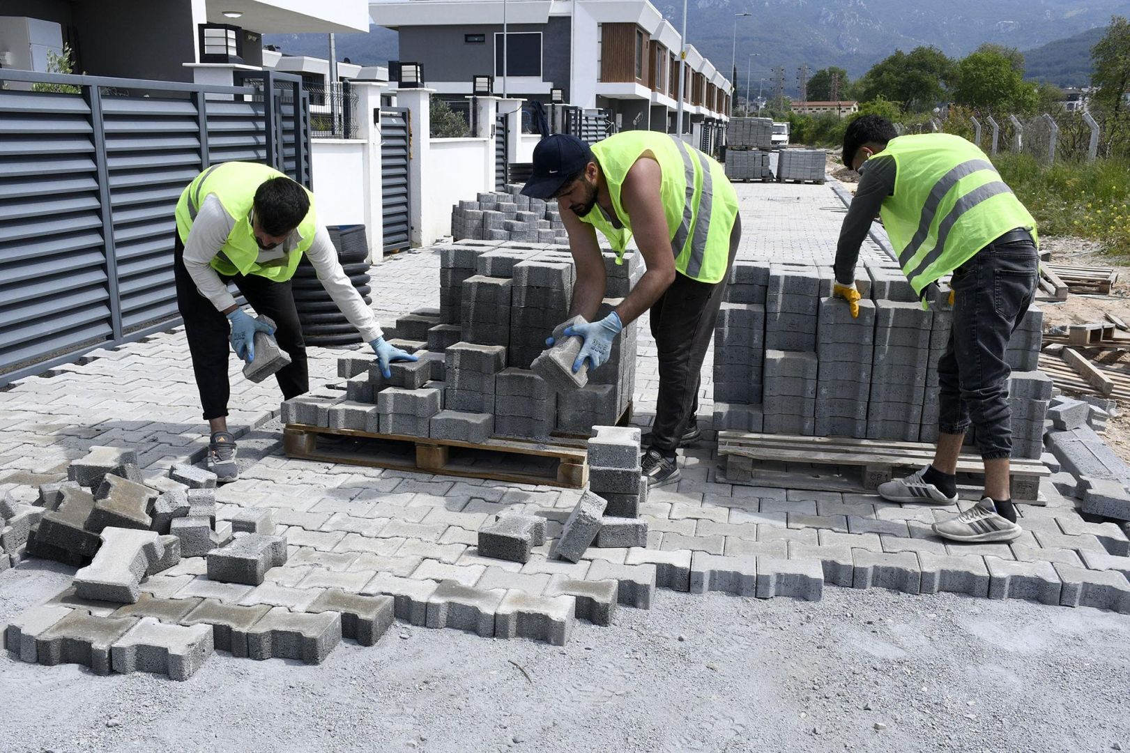 DAVUTLAR’DA YOL ÇALIŞMALARI HIZLA SÜRÜYOR