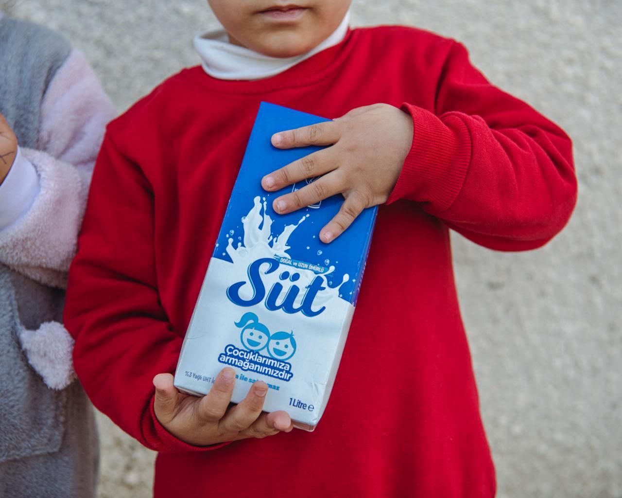 KUŞADASI’NDAN MİNİKLERE SÜT DESTEĞİ 