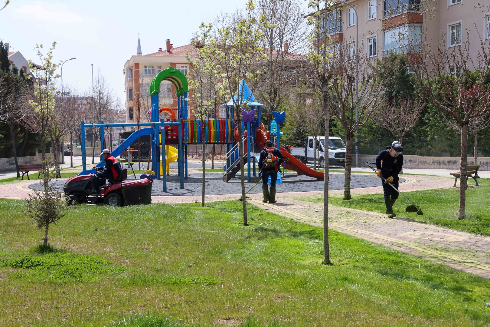 MERAM’IN PARK VE YEŞİL ALANLARINDA YAZ HAZIRLIĞI  