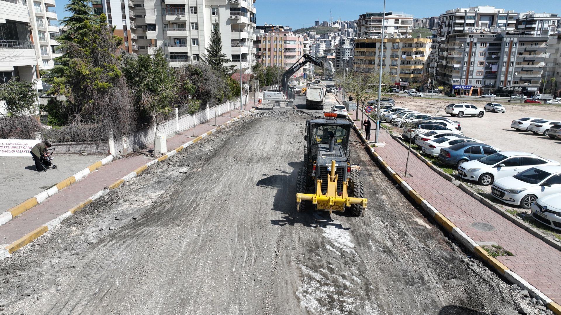 MUSTAFA DİREKLİ CADDESİ SICAK ASFALTLA YENİLENİYOR 