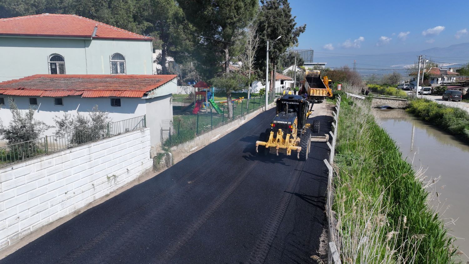 PAMUKKALE’DEN KARAKOVA’YA ASFALT HAMLESİ 