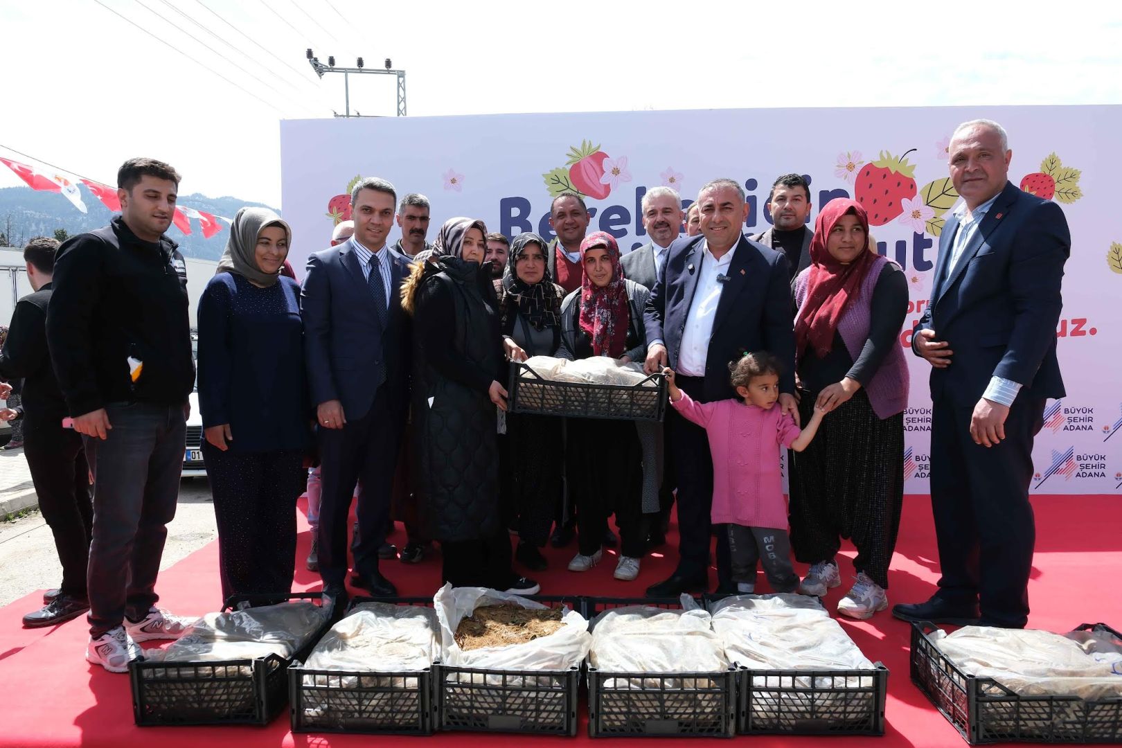 POZANTI’DA ÜRETİCİYE 900 BİN ÇİLEK FİDESİ DESTEĞİ 