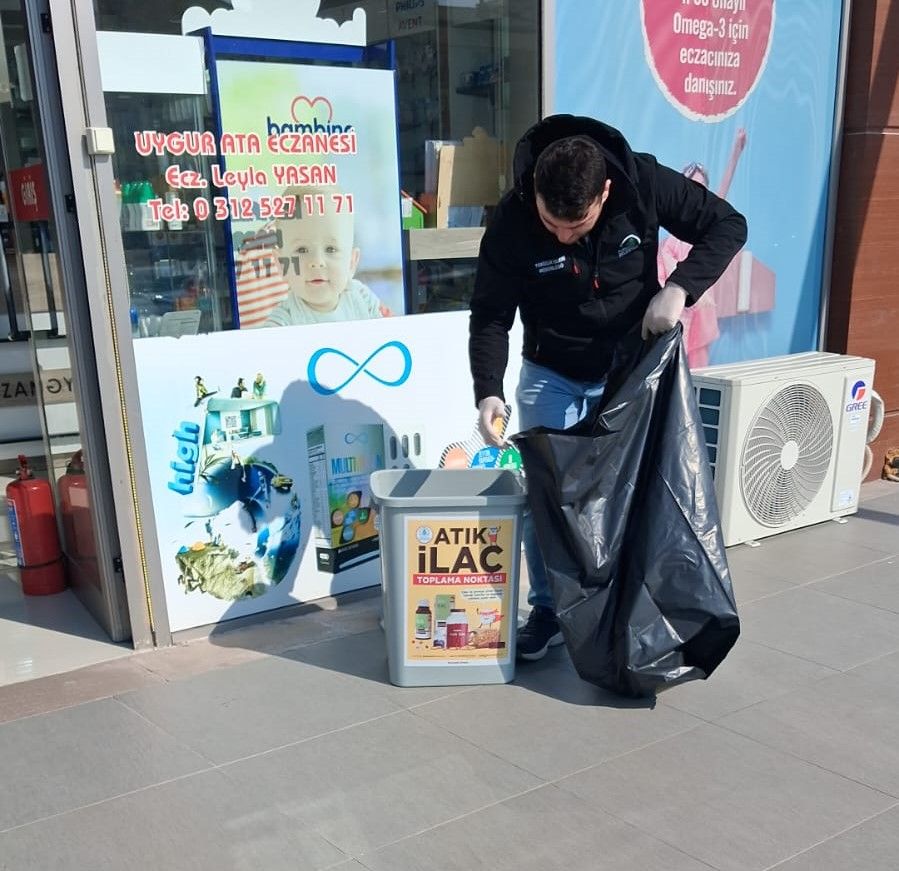 PURSAKLAR’DA ATIK İLAÇLAR TOPLANIYOR 