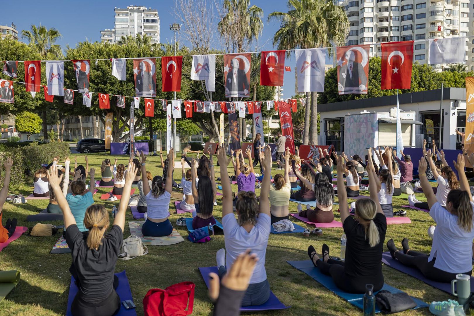 SPOR KENTİ MERSİN’DE BAHAR ENERJİSİ SAHİLE TAŞTI 