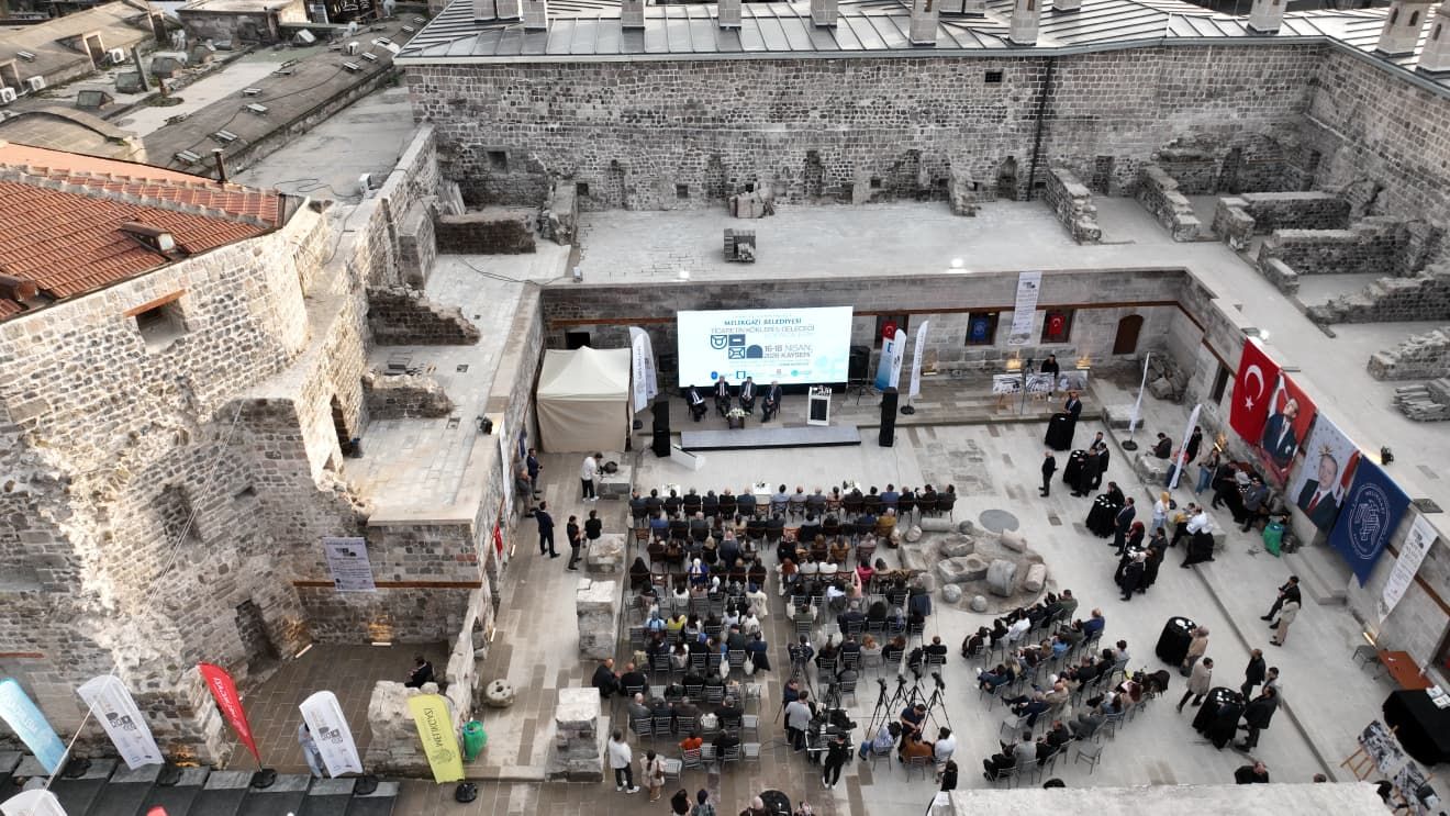 TİCARETİN KÖKLERİ VE GELECEĞİ VİZYON ÇALIŞTAYI GÖN HAN’DA BAŞLADI 