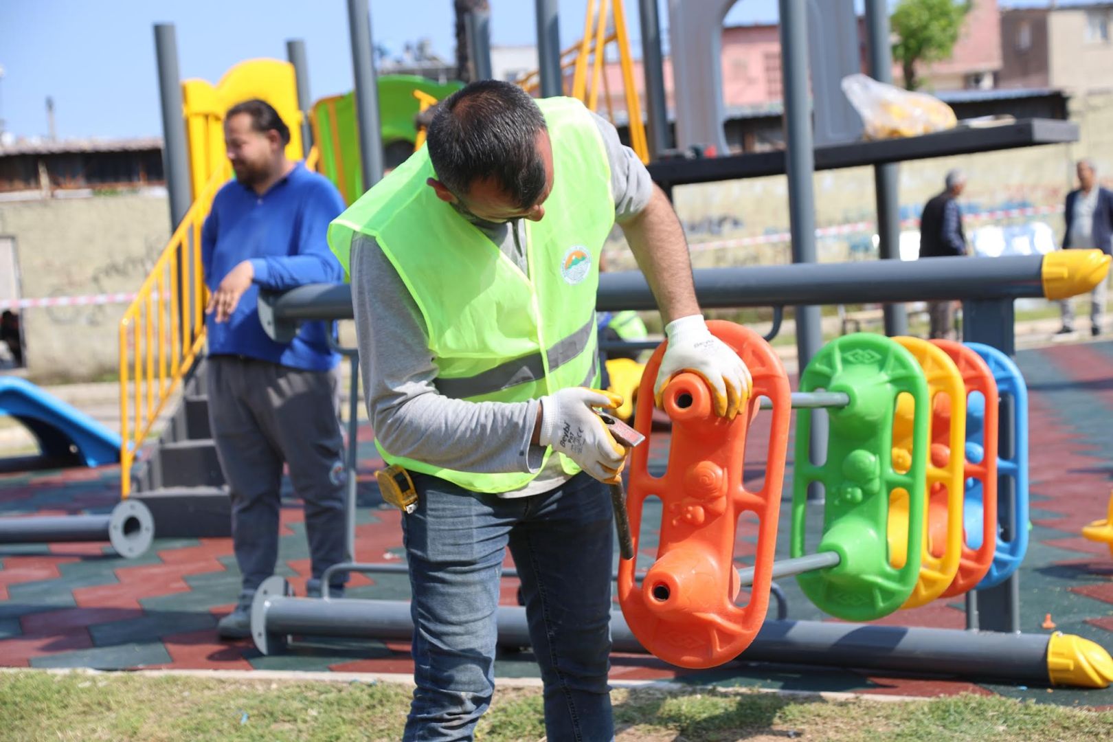 TOROSLAR’DA PARKLAR BAŞTAN SONA YENİLENİYOR