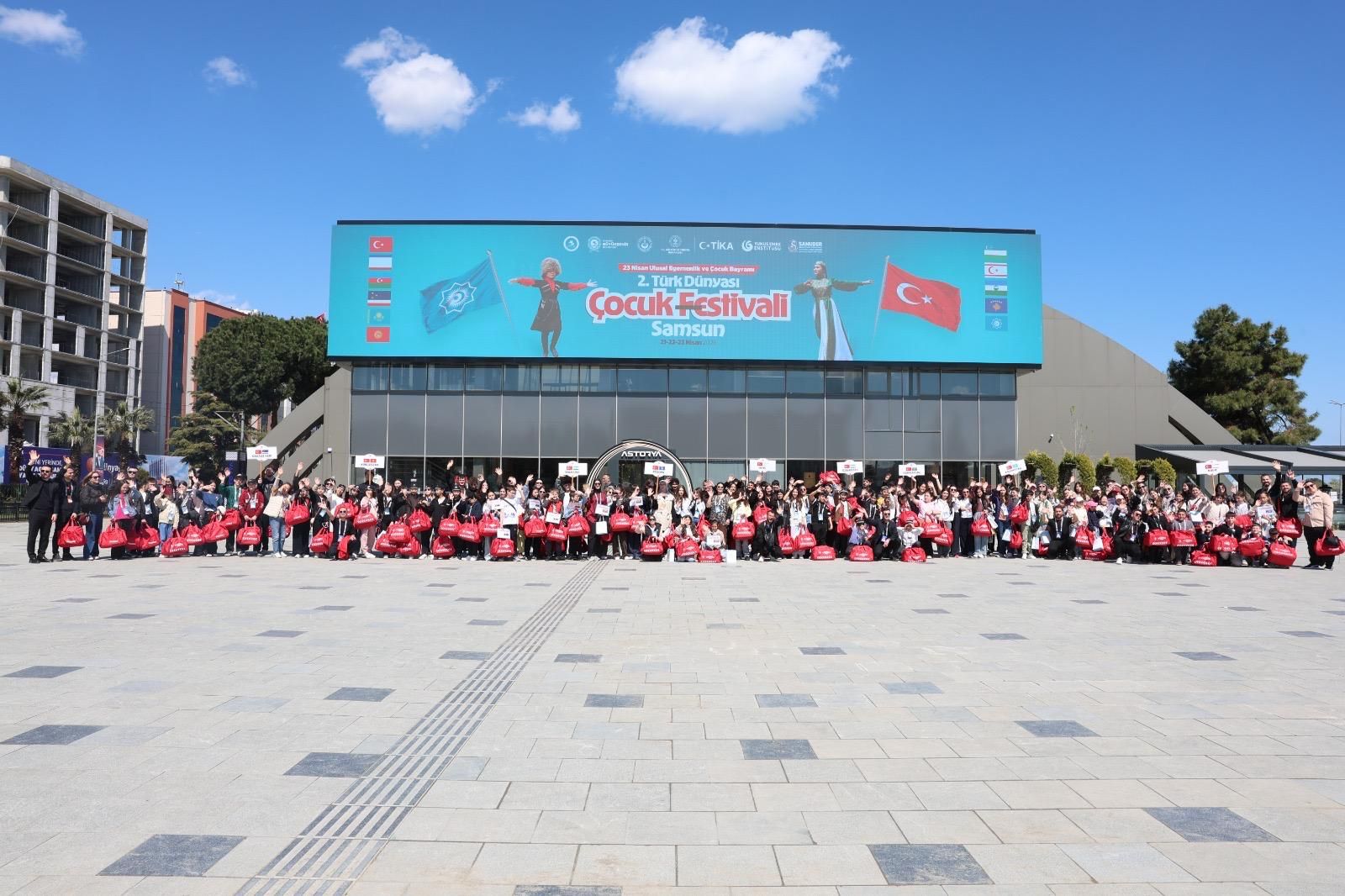 TÜRK DÜNYASI ÇOCUKLARI BALONYA VE ASTORYA’YA HAYRAN KALDI