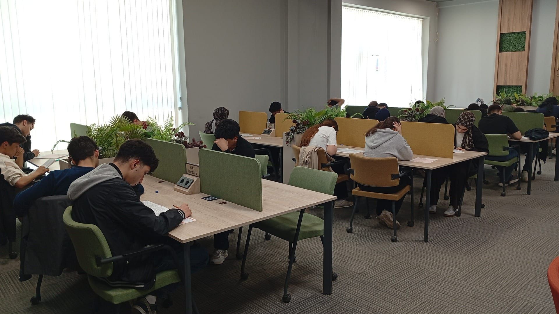 ÜNİVERSİTE YOLUNDA GENÇLERE DESTEK