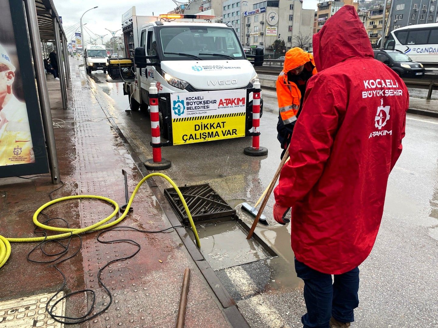 YAĞIŞA KARŞI SAHADA ÇALIŞMA SÜRÜYOR