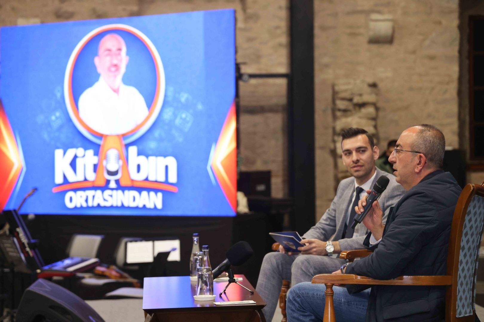 BAŞKAN KAVUŞ GENÇLERLE “KİTABIN ORTASINDAN” KONUŞTU;  