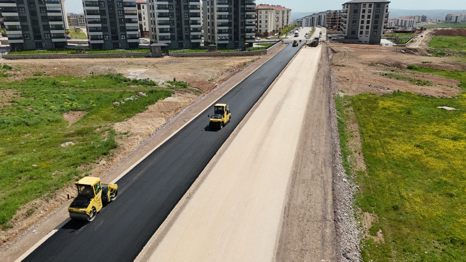 BÜYÜKŞEHİR BELEDİYESİ 2026 SEZONUNUN İLK ASFALTINI DÖKTÜ 