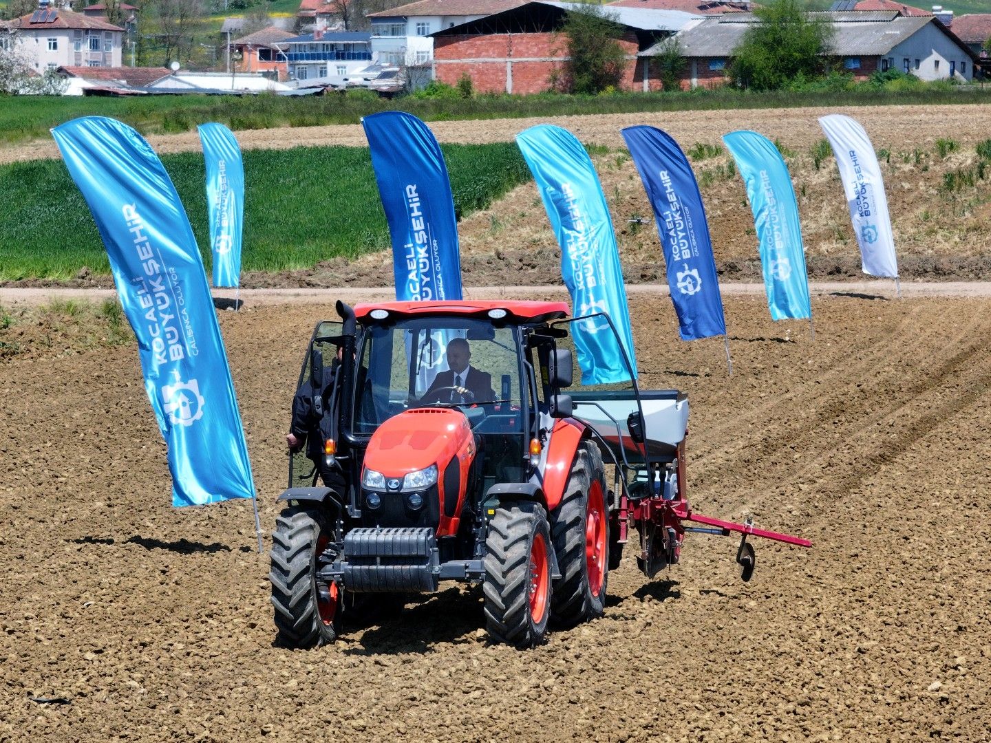 BÜYÜKŞEHİR'DEN ÇİFTÇİYE 27 MİLYONLUK DEV DESTEK 